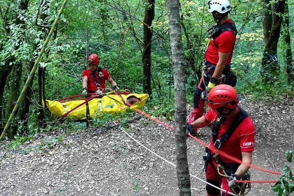 La victime a été placée dans une barquette puis hissée jusqu'au chemin.