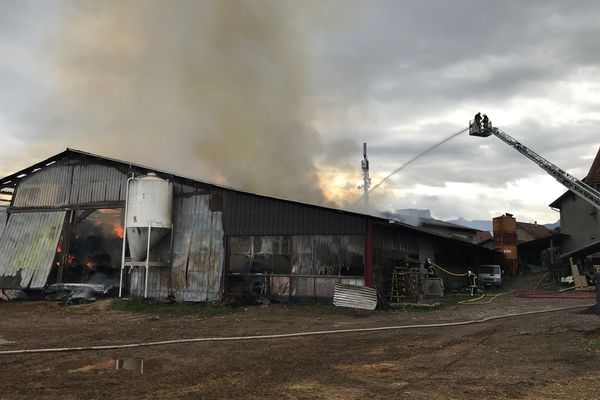 Le feu a pris dans un hangar agricole