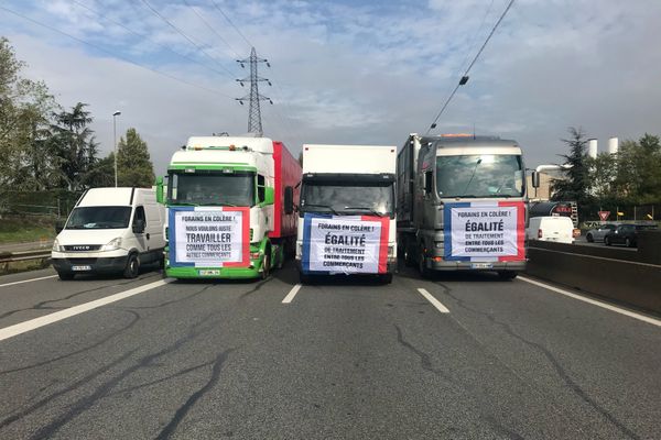 Les forains ont emprunté la M7 vers le centre de Lyon pour rejoindre la préfecture à 14 heures.