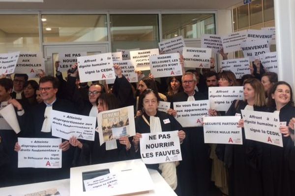 Les avocats manifestent contre la présence de box vitrés dans les salles d'audience du nouveau Palais de justice de Paris, le 23 avril 2018.