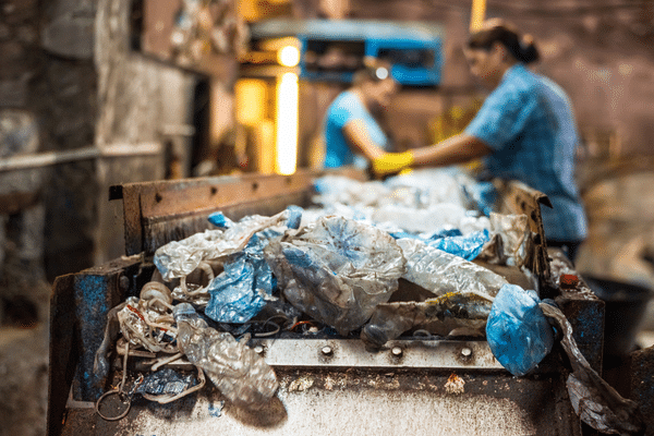 En France aujourd’hui, à peine un quart des déchets plastiques sont recyclés.