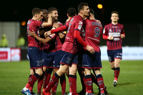 En s'imposant 2 à 0 face à Nancy, le Clermont Foot reste dans la course pour la montée en championnat de France de Ligue 1 de football pour la saison 2018-2019.