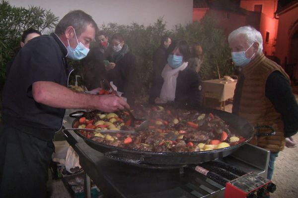 Le chef cuisinier, Francis Gemarin, s'est installé sur le parvis du domaine de Puech à Saint-Clément-de-Rivière pour servir ses clients - 27 novembre 2020