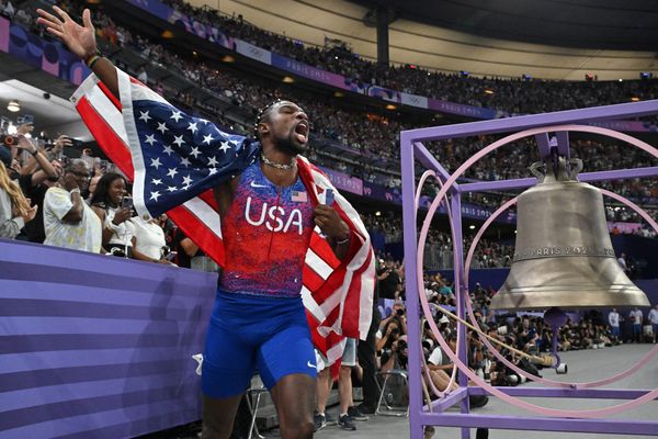 Le sprinteur américain Noah Lyles, champion olympique du 100 mètres, à côté de la "cloche de la célébration", au Stade de France, à Saint-Denis (Seine-Saint-Denis), le 4 août 2024.