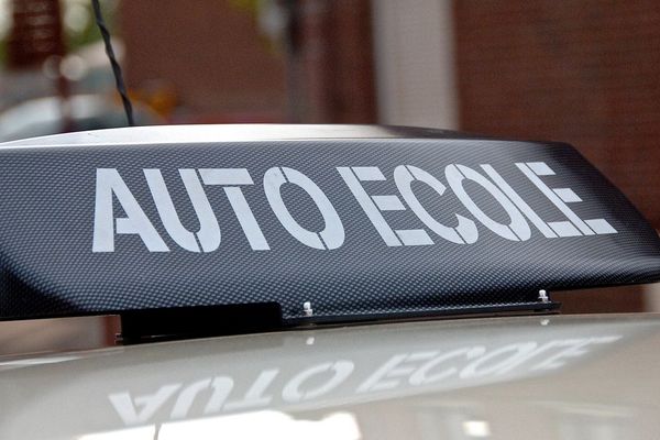 Les moniteurs d'auto-école ne peuvent plus donner de cours de conduite mais doivent continuer d'envoyer des élèves aux examens du permis de conduire.