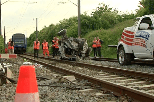 Faches-Thumesnil. Une dépanneuse tire au moyen d'un câble la voiture accidentée pour dégager les voies.