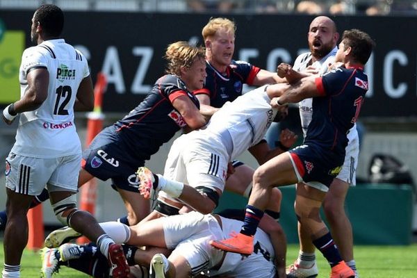 Les joueurs brivistes et grenoblois lors du match du 11 septembre 2016 au Stade des Alpes. 