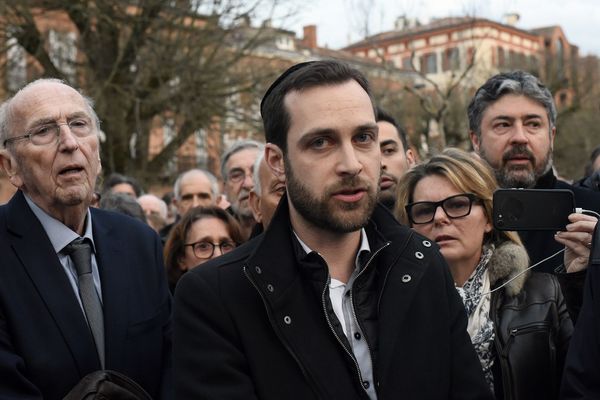 Plusieurs centaines de personnes, dont le rabbin de Toulouse Doron Naïm, se sont rassemblées mercredi soir devant le Memorial de la Shoah à Toulouse pour rendre hommage à Mireille Knoll et dire non à l'antisémistisme.