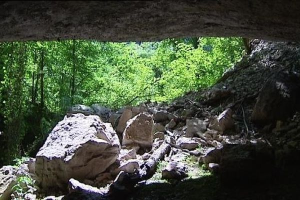 De nombreux éboulis rendent l'accès à la grotte des Planches impossible