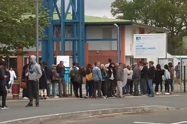 Une quarantaine de professeurs grévistes était présent sur les lieux ce lundi. 