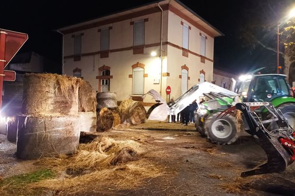 Les agriculteurs du Tarn-et-Garonne poursuivent leurs manifestations contre les symboles de l'État comme ce jeudi 5 décembre 2024.