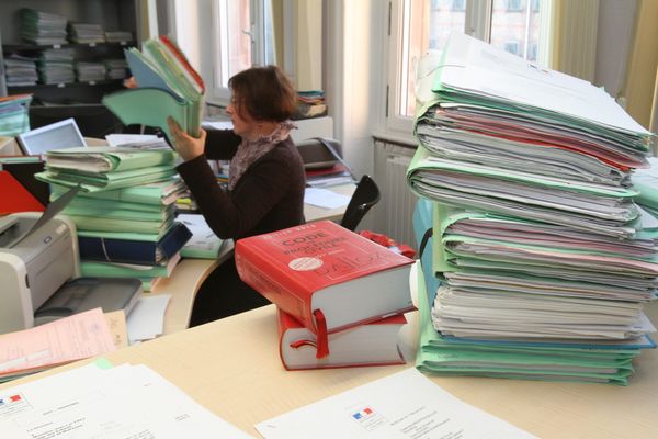 La directrice des greffes des services judiciaires du Tribunal judiciaire de Toulouse (Haute-Garonne), Madame C. est accusée de harcèlement par 8 personnes.