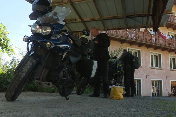 Des motards se garent sous l'abri dédié à leur arrivée au Belvédère Hôtel, le 8 août 2024.