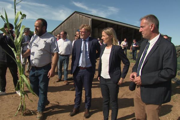 C'est sur l'exploitation de Jean-Bernard Sallat que le ministre de l'agriculture et la secrétaire d'Etat à l'écologie ont commencé leur déplacement en Charente.