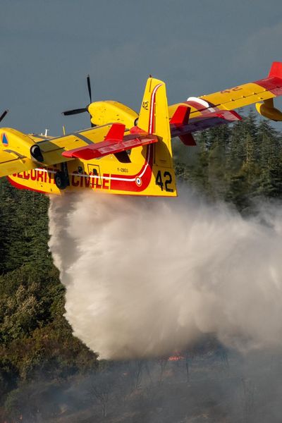 Parmi les moyens déployés pour venir à bout de l'incendie en cours dans les Pyrénées-Orientales, 7 canadairs et 2 hélicoptères bombardiers.