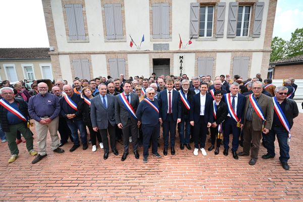 Le président de la communauté d'agglomération de Gaillac/Graulhet (Tarn), Paul Salvador (au centre de l'image) lors d'une manifestation d'élus du Tarn devant la mairie de la Montans pour dénoncer des tags dénonçant le projet d'installation d'une usine de bitume sur la commune.