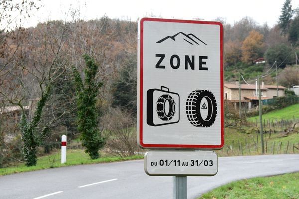 Une signalisation indique aux usagers de la route, l’entrée dans une zone où les obligations d’équipements s’appliquent.