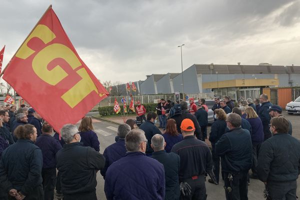 Les salariés de la Fonderie du Poitou "Alu" réunis devant l'usine d'Ingrandes-sur-Vienne alors qu'aucune offre de reprise n'a été déposée devant le Tribunal de Commerce de Paris.