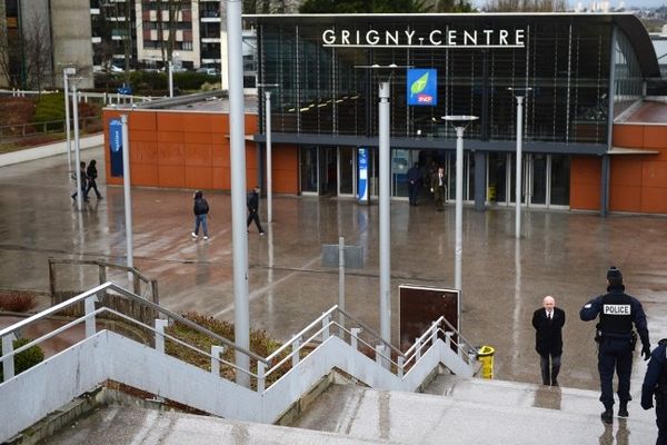 La gare RER de Grigny-Centre, dans l'Essonne. C'est ici que le 16 mars 2013, une bande de jeunes s'en est pris violemment à plusieurs passager d'une rame du RER D, les détroussant de leurs effets personnels avec une méthode qui rappelle les attaques de diligence.