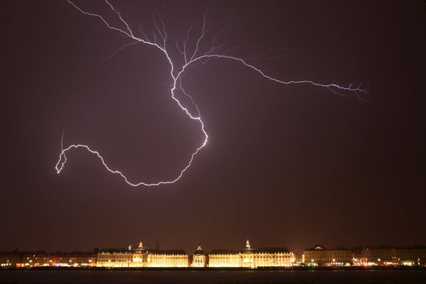 La foudre au-dessus de Bordeaux (illustration).