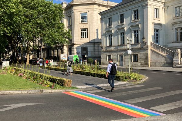 Devant le Palais de Justice et l'Hôtel de Ville, 4 passages piétons affichent désormais un liseré arc-en-ciel