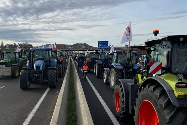 L'autoroute A71 est bloquée par des agriculteurs à Clermont-Ferrand ce vendredi 26 janvier.