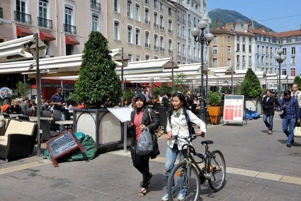 La place Grenette, toujours animée en centre-ville de Grenoble.