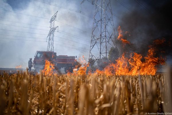 10 hectares de chaume ont brûlé dans cet incendie à Chambly