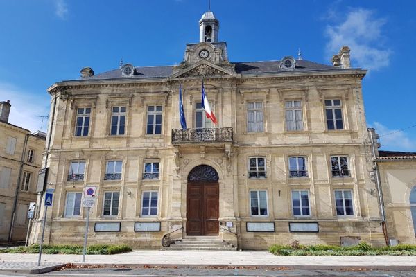 Fermée depuis le 24 janvier 2002 en raison du Covid, la mairie de Pauillac maintient son standard téléphonique ouvert : 05 56 73 30 50