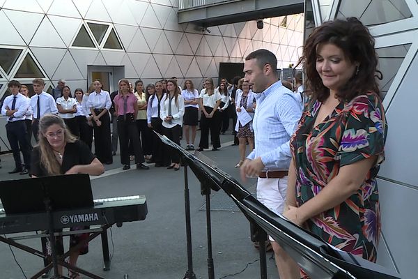 Lundi 2 septembre, les élèves du lycée hôtelier Georges Frêche à Montpellier ont eu droit a une rentrée en musique. L'Opéra de Montpellier a investi la cour pour proposer une sensibilisation à l'art lyrique.