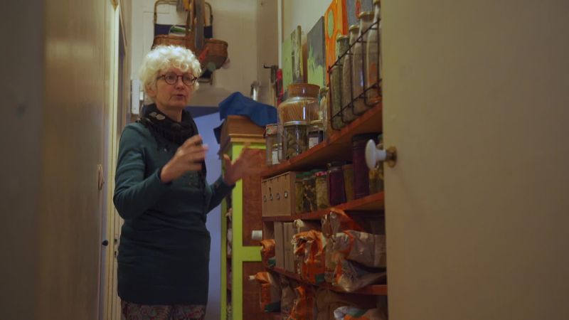 Agnès chez elle, devant ses réserves alimentaires " au cas où" témoigne dans "L'effondrement, la ville...et moi?" de Thierry Mercadal.