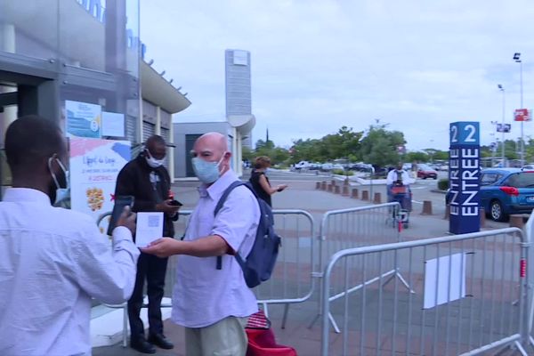 Deux agents sont postés aux entrées du centre commercial Ste-Eulalie en Gironde