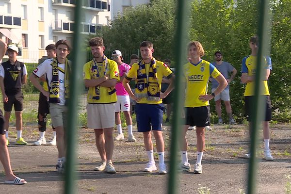 Les supporters du FCSM assistent à un entraînement le coeur lourd, ce 11 juillet 2023.