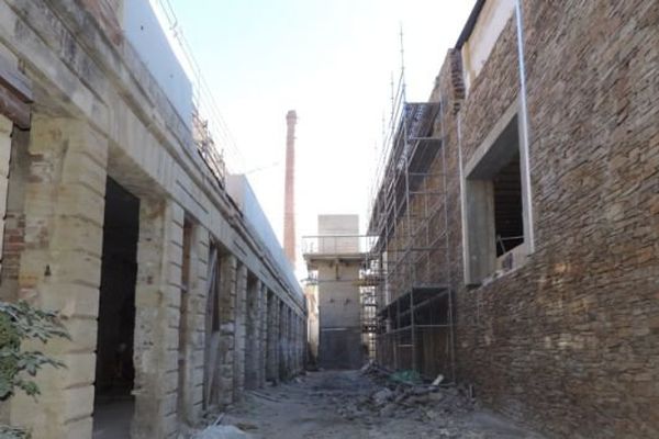 Le chantier du futur musée de St Jean du Gard. A droite le nouveau bâtiment, à gauche l'ancienne filature. Juillet 2015