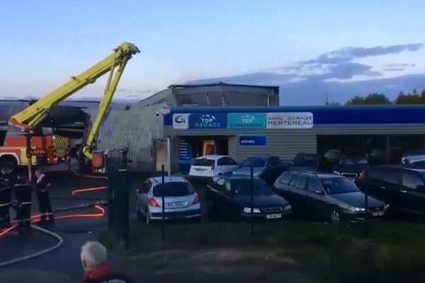 Une quarantaine de pompiers ont été nécessaires pour maîtriser le feu.