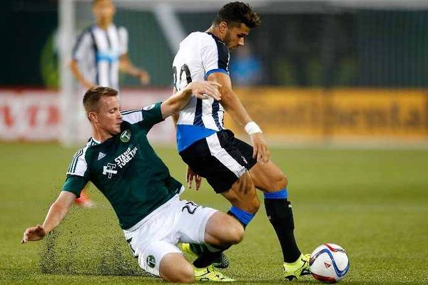 Mehdi Abeid (à droite) lors d'un match amical le 21 juillet 2015 