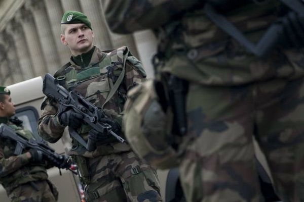 Archives. Des soldats français à Paris le 30 décembre 2015