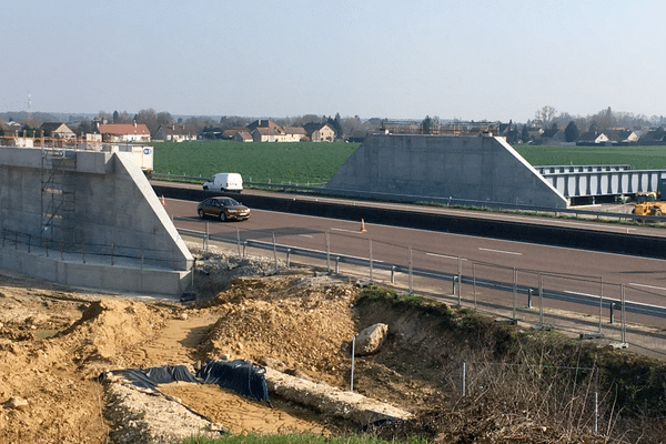 Le pont servant à désenclaver le site Saoneor en cours de construction