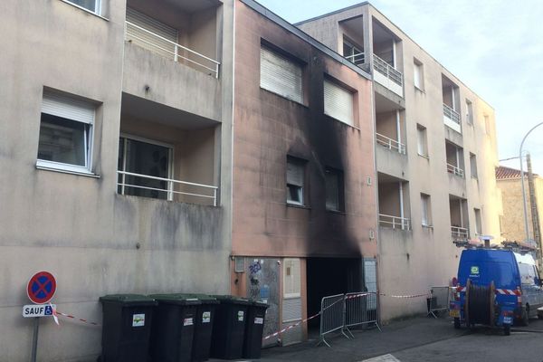 L'entrée du parking d'où le feu est parti - La Roche-sur-Yon (Vendée)