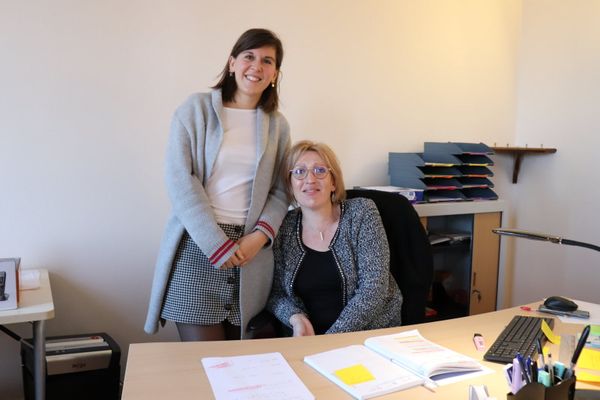 Agathe Debray (debout), médecin employée par La Roche-en-Brenil, avec sa secrétaire médicale, Nadège Loisier