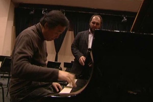 Kun Woo Paik en compagnie de Vahan Mardirossian, chef de l'Orchestre de Caen.