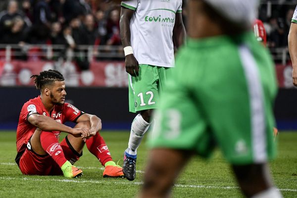 Le Dijonnais Loïs Diony dépité après la défaite face à l'AS Saint-Etienne, dimanche 19 mars 2017.