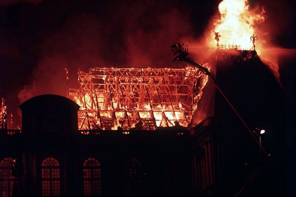 La nuit du 4 au 5 février 1994, l'édifice du Parlement de Bretagne était ravagé par les flammes