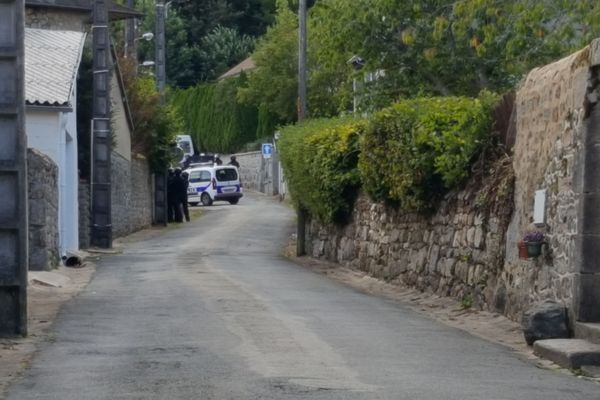 Les policiers du RAID sont intervenus à l'aide d'un bélier.