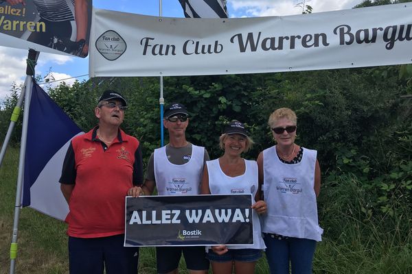 Les fans de Warren Barguil l'acclament sur chaque étape, "allez Wawa !"