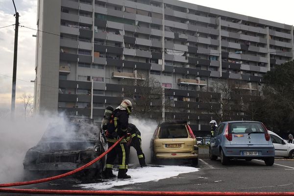 Plusieurs voitures ont brûlées ce lundi matin, au pied des barres d'immeubles du quartier de la Reynerie à Toulouse.