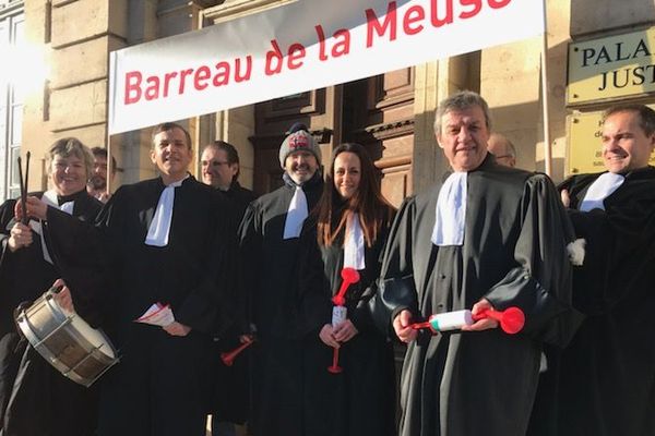 Lundi 20 janvier 2020, à l’occasion de l’audience solennelle de rentrée du Tribunal Judiciaire de Verdun, les avocats du barreau de la Meuse ont exprimé leur opposition à la réforme des retraites. 