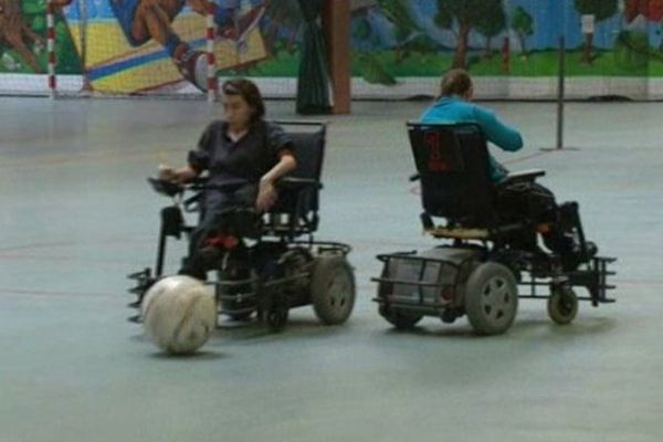 Angélique fait du football en fauteuil depuis 15 ans. 