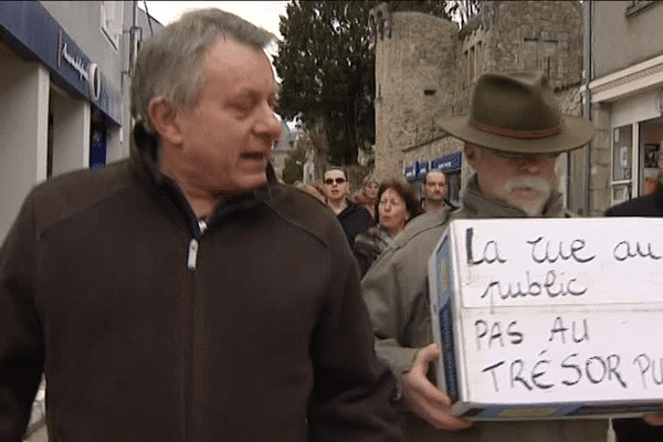 Des Neuvicois manifestaient contre le zèle de leurs gendarmes dans les rues du bourg hier matin 