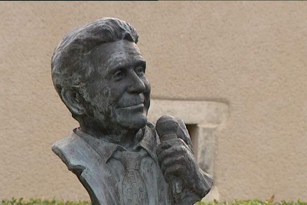 Sur la place de La Bussière (Vienne), un buste de Gilbert Bécaud rend hommage au chanteur, décédé le 18 décembre 2001.